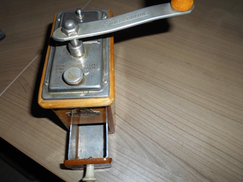 Antiquierte alte handmühle - antiquierte,